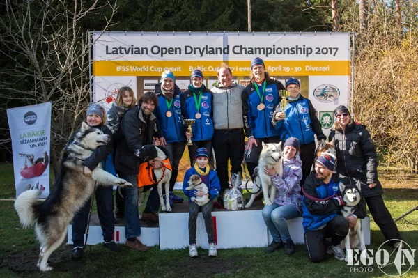 RaceDog Latvia komanda kopā ar galveno tiesnesi Matt no Anglijas